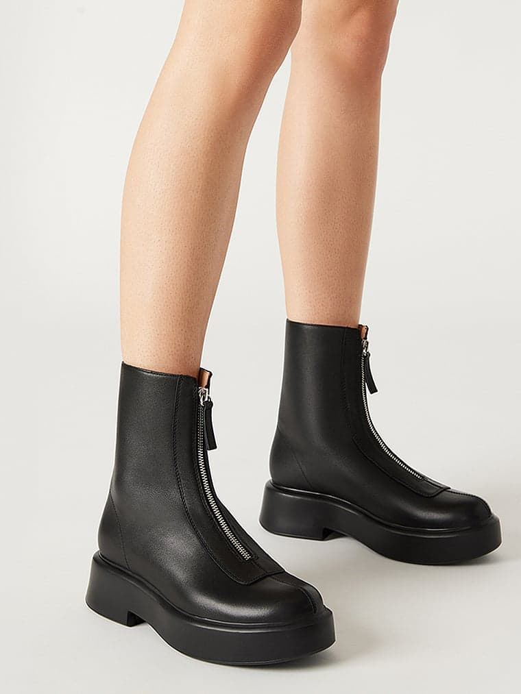 Женские ботинки Victoria's Secret Jones Black Leather Zipper Lug Ankle Booties — фото 2