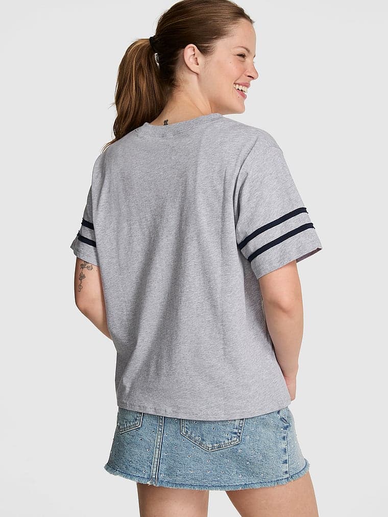 Женские футболки PINK Campus Cotton™ V-Stitch Crewneck Boxy Tee — фото 2